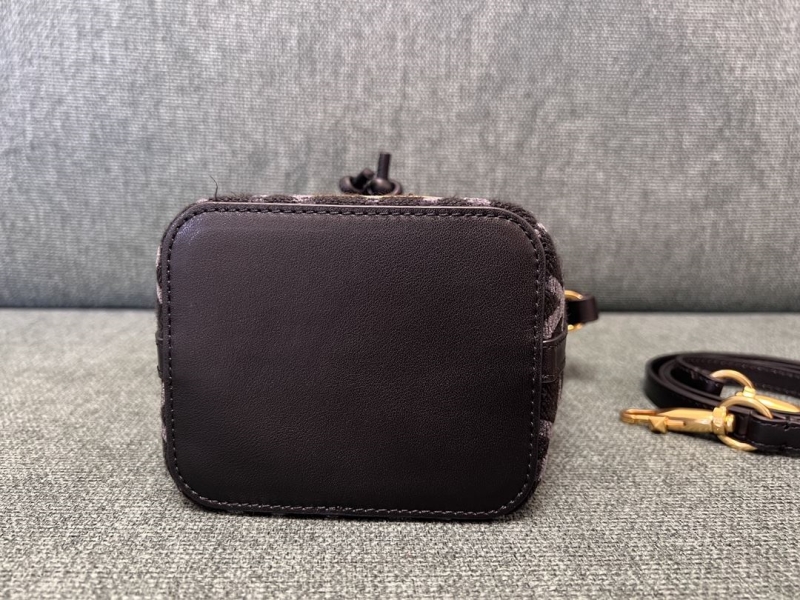 Va1e*ntin0 bucket bag